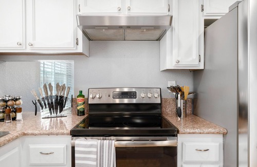 Southwestern Sacramento House | Cheerful gateway with pool and hot tub