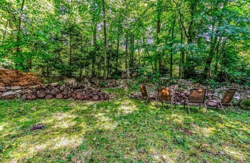 Hamden House | Cheerful New England home near Quinnipiac University