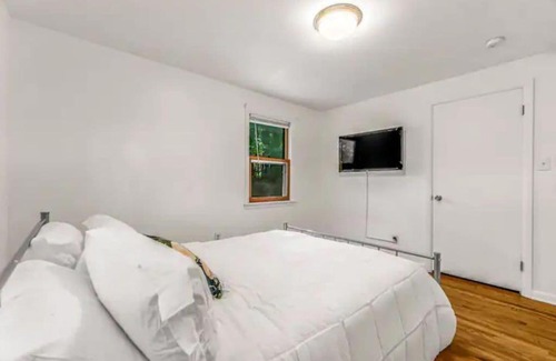 Hamden House | Cheerful New England home near Quinnipiac University