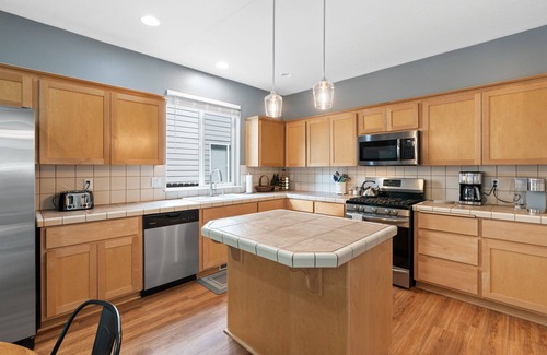 Mill Plain House | Cheerful Pet friendly Hot tub home located in Springer Estates.