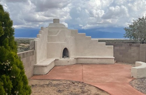 Bosque House | Cheerful Three Bedroom Home with Mountain Views