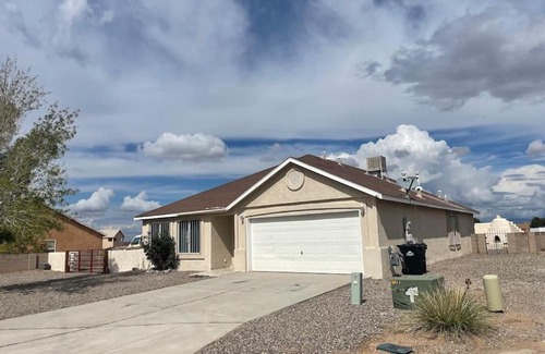 Bosque House | Cheerful Three Bedroom Home with Mountain Views