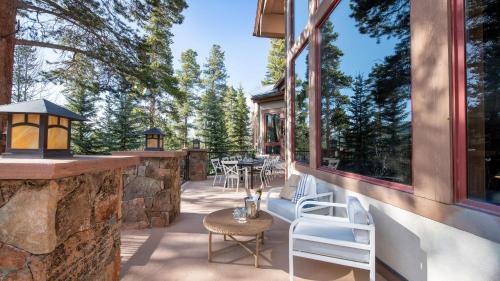 Historic District Villa | Cherry Ridge by AvantStay Incredible Mountain Mansion w Game Room Hot Tub Views