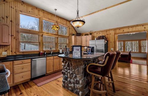 New Plymouth Cabin | Cherry Ridge Retreat - Ravine's Edge Luxury Romantic Cabin with hot tub and private gazebo!