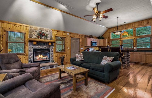 New Plymouth Cabin | Cherry Ridge Retreat - Ravine's Edge Luxury Romantic Cabin with hot tub and private gazebo!