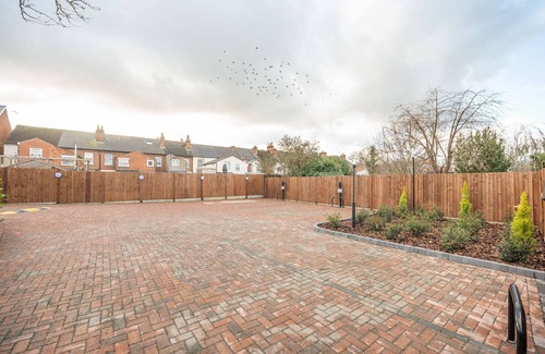 Reading Apartment | Chester House - Premium 2-Bed, 2-Bath w Parking GF
