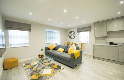 Reading Apartment | Chester House - Premium 2-Bed, 2-Bath w Parking GF