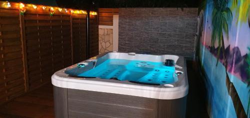 Saint-Francois Apartment | "Chez Claudia "charmant logement avec jacuzzi privatif en toute intimité sur belle terrasse extérieure en bois et piscine
