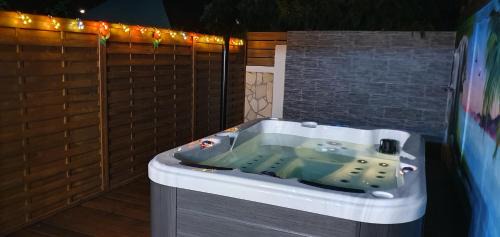 Saint-Francois Apartment | "Chez Claudia "charmant logement avec jacuzzi privatif en toute intimité sur belle terrasse extérieure en bois et piscine