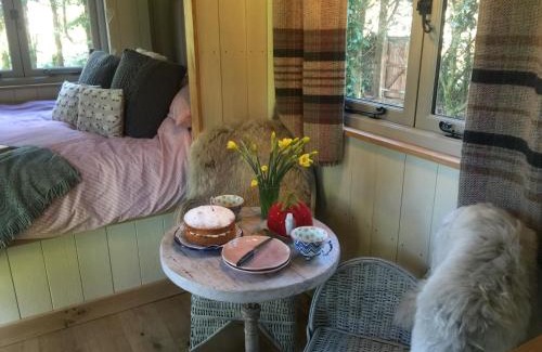Holt House | Chez Marguerite Luxury Shepherd's Hut