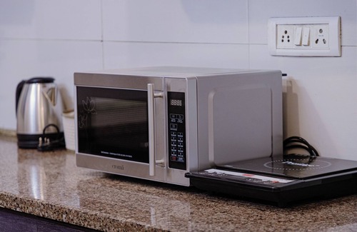 Chhatarpur Apartment | Chhatarpur’s Chic 3BHK Retreat with WiFi, AC in wonderful New Delhi