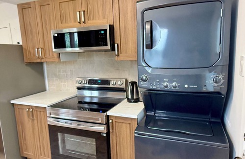 Laval-des-Rapides Apartment | Chic 3BR 5 Beds 5min walk to Metro Free Parking