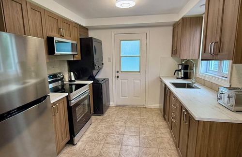 Laval-des-Rapides Apartment | Chic 3BR 5 Beds 5min walk to Metro Free Parking