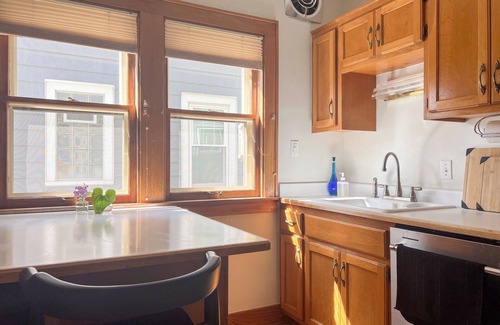 Bay View House | Chic Bay View Getaway - Charming 2-bedroom duplex with WiFi in amazing Milwaukee