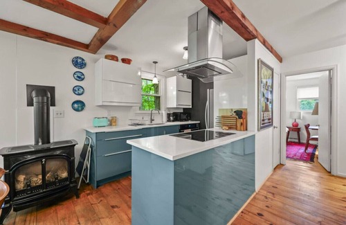 Richmond Apartment | Chic Cottage at Richmond Pond