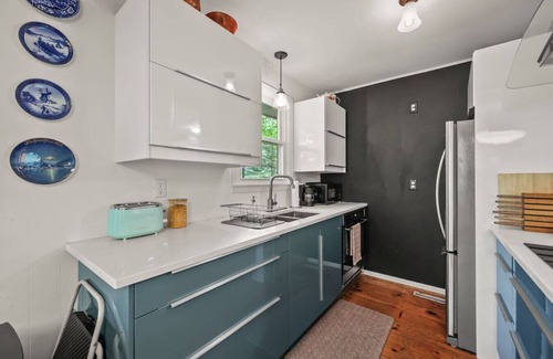 Richmond Apartment | Chic Cottage at Richmond Pond