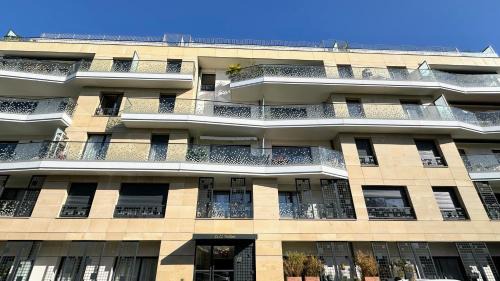Clichy Apartment | Chic & Cozy Living - Near Heart of Paris