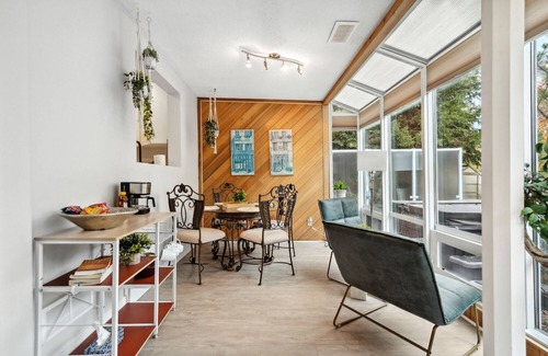 Bridlewood House | Chic DBL Suite Oasis with Hot Tub-Sleeps 15