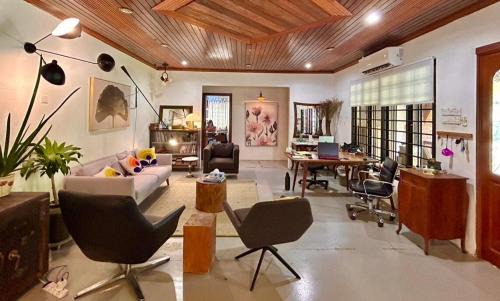 Tunku Apartment | Chic Designer Bedroom in Shared Bungalow near LRT SS1 PJ