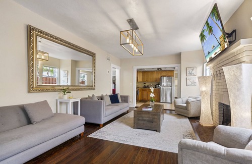 Sunshine Park Villa | Chic Downtown Vacation Home -Location Location!