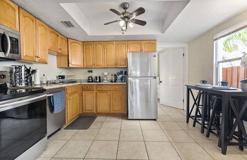 Sunshine Park Villa | Chic Downtown Vacation Home -Location Location!