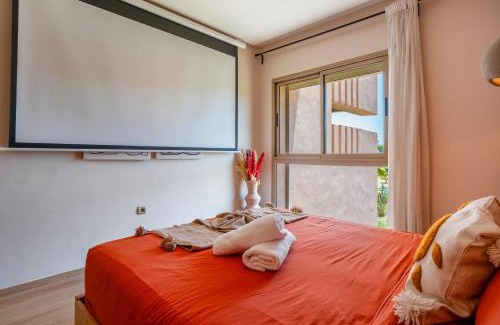 Menara Apartment | Chic Escape Sunny Terrace Pool Cenima Bed Fiber Wi-Fi