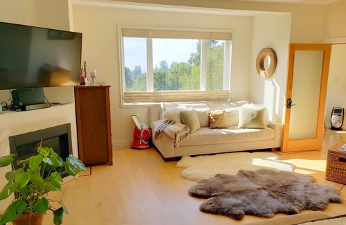 Claremont House | CHIC & EXCLUSIVE HOME IN GATED TRANQUIL SETTING WITH GORGEOUS VIEWS