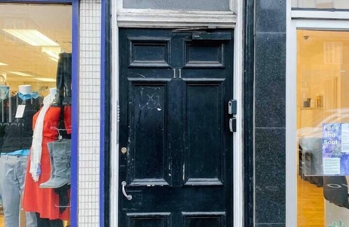 Longcroft Apartment | Chic flat close to Edinburgh, Airport, & Zoo