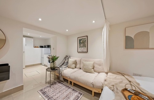 Westbourne Apartment | Chic Modern Hideaway in Little Venice