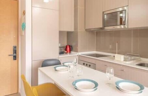 Nunoa Condo | Chic Plaza 2B W/Wifi, Parking & Metro.