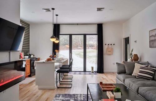 Roscoe House | Chic Renovated Chalet with Private Pond