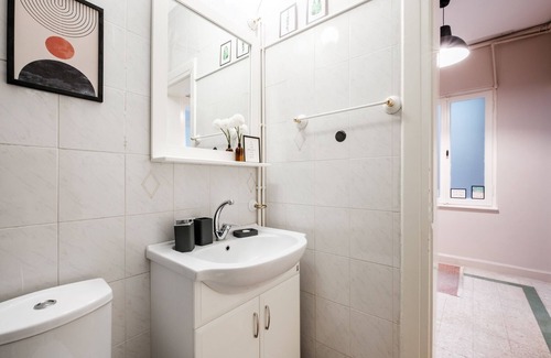 Nisantasi Apartment | Chic Roomy Flat w Balcony 2 min to Citys Nisantasi
