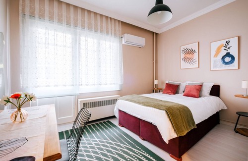 Nisantasi Apartment | Chic Roomy Flat w Balcony 2 min to Citys Nisantasi