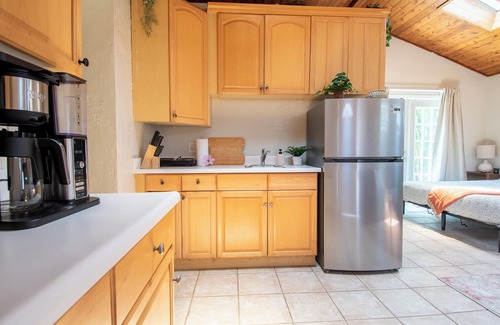 La Jolla Apartment | Chic & Spacious Studio by the Beach Prime La Jolla Spot Sleeps 4!
