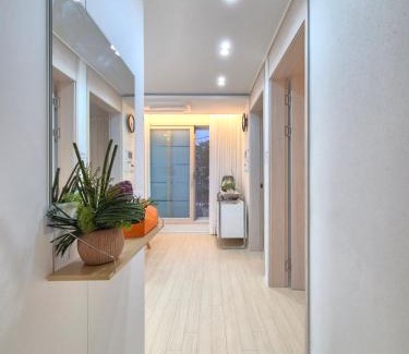 Hapjeong-dong Apartment | Chic Stay 홍대 합정 신촌 # 최대8인 # 신축 엘리베이터 # 무료짐보관 # 무료주차