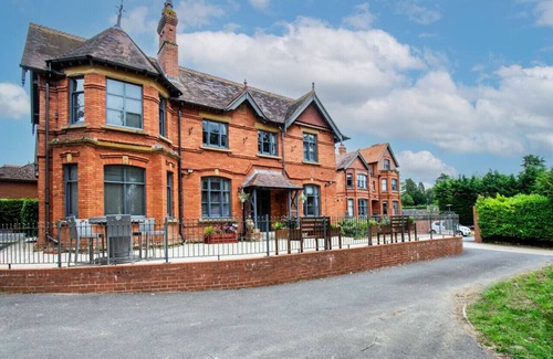 Yeovil Apartment | Chic Studio: Gym Pass, WiFi & Parking