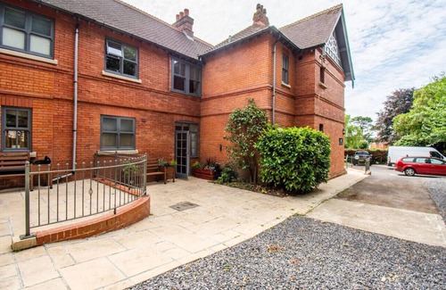Yeovil Apartment | Chic Studio: Gym Pass, WiFi & Parking