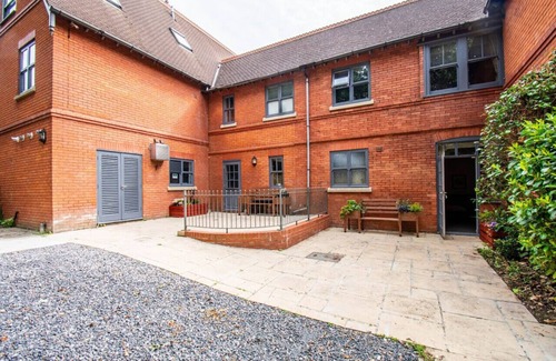 Yeovil Apartment | Chic Studio: Gym Pass, WiFi & Parking