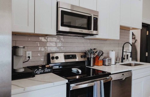 The Gate Apartment | Chic Studio Walk to SMM SLU Hospital Grand