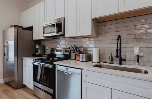 The Gate Apartment | Chic Studio Walk to SMM SLU Hospital Grand