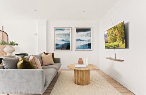 Bondi Junction Apartment | Chic Studio with a Pool and Moments from Shop