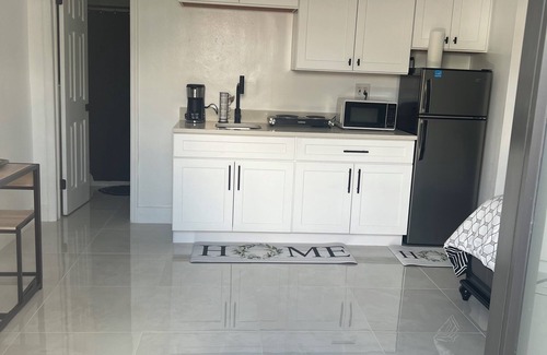 Miami Gardens Apartment | Chic studio with WiFi and AC in vibrant Miami