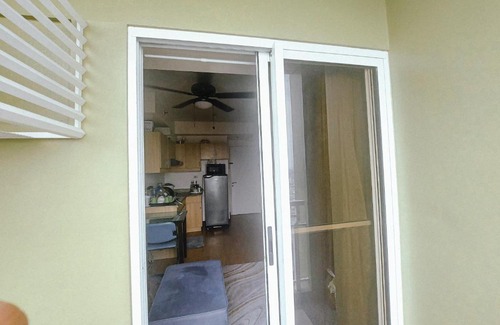 A. Bonifacio Apartment | Chill in Condo with Netflix & Chill w/ Karaoke