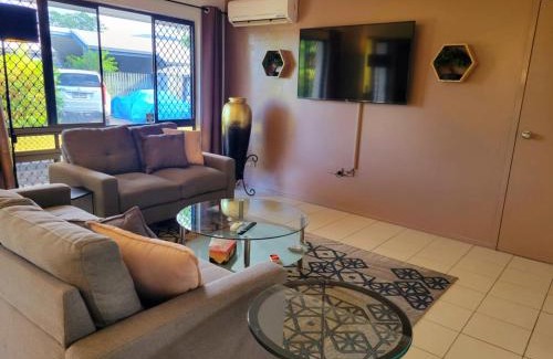Manunda House | Chill out space close to town