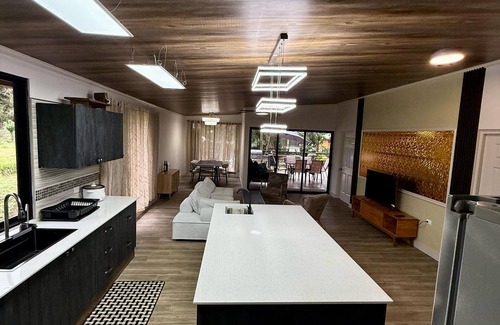 San Rafael House | Chill,Relax & Enjoyn11bed 5washroom house in fabulous La Colonia with AC, WiFi.