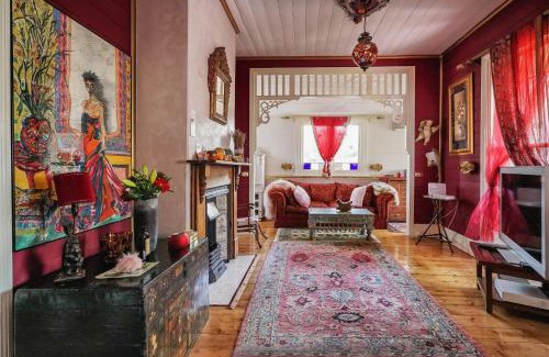 Katoomba Apartment | Chinoiserie - Blue Mountains Boho Luxe