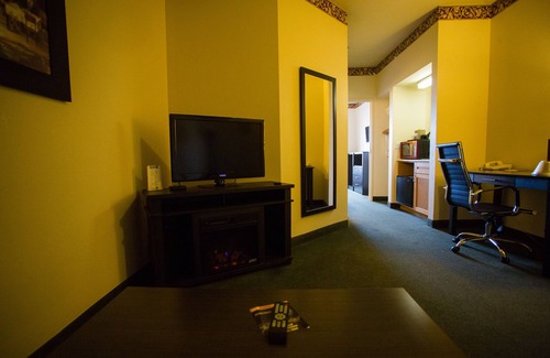 Chisholm Hotel | Chisholm Inn & Suites