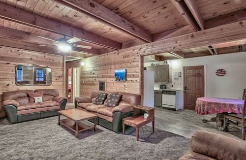 North Upper Truckee Cabin | Cholula 811c 4 Bedroom Cabin by RedAwning