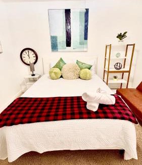 Sunset Road House | Christmas 3BR , King and Queen Beds , Uptown Charlotte