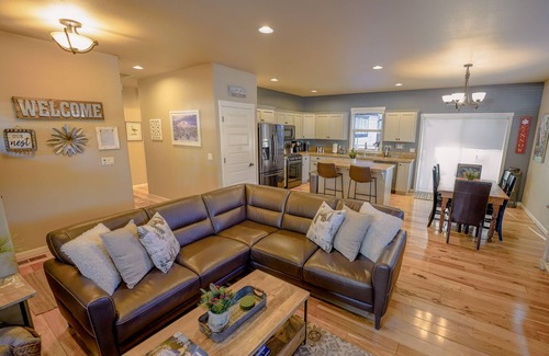 Southern Crossing House | Chukar's Nest/Old Mill District/Hot Tub/BBQ/Firepit/Bikes